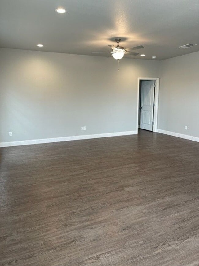 Building Photo - 4/2 - PETS WELCOME - WATER and LAWN includ...
