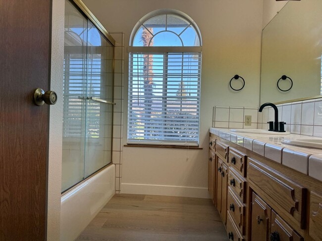 Building Photo - 6517 N San Pedro Ave