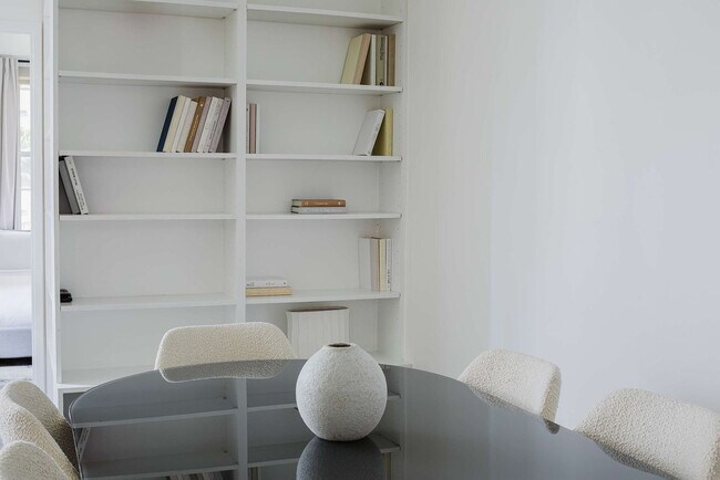 Building Photo - 323 E 51st St