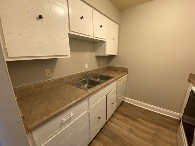 Building Photo - Lovely 1 bedroom condo in South Nashville! Private Balcony!
