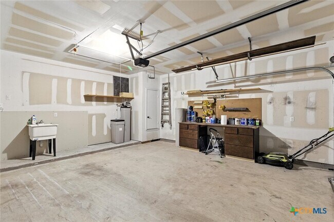 Building Photo - 319 Hunters Hill Dr