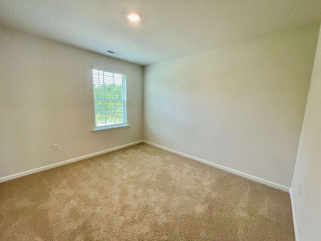 Building Photo - Spacious 5-Bedroom Haven With 3 Full Baths...