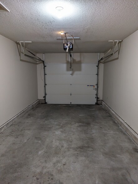 Garage - 207 W Nicholas Dr