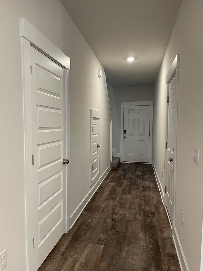 Building Photo - 1630 Iroquois Ct