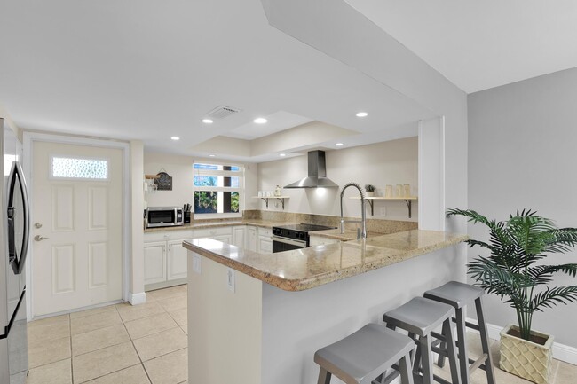 Building Photo - 1069 Hillsboro Mile