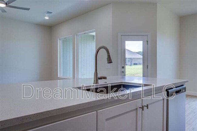 Building Photo - 207 Hope Ave