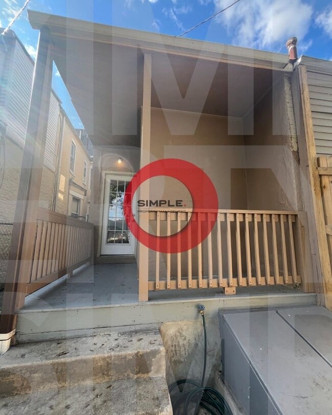 Building Photo - Great space & Location!