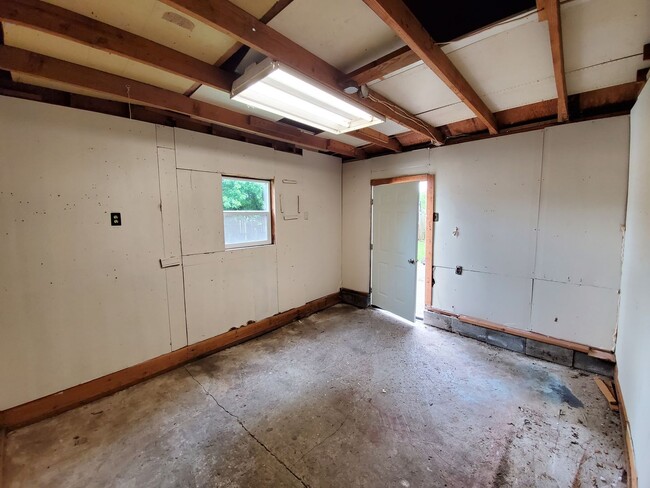 Building Photo - 3 Bed 2 Bath Home w/ storage shed