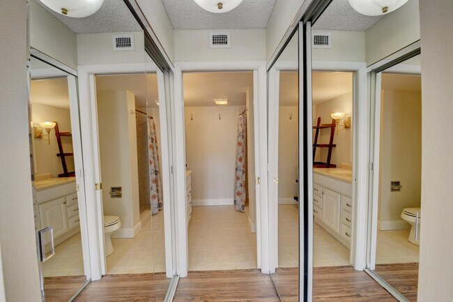 Building Photo - 16 Royal Palm Way