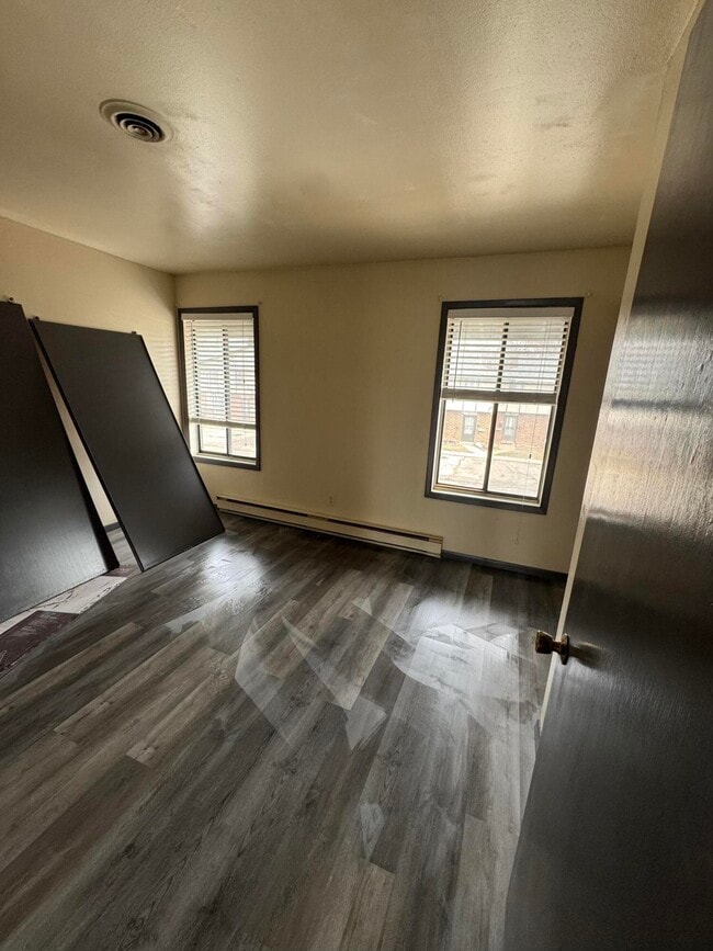 Building Photo - 3904 Sunset Square