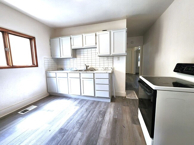 Building Photo - 5 bedroom single family - Available now!