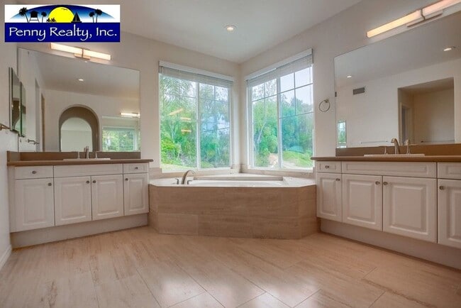 Building Photo - Stunning 4 Bedroom 3.5 Bath Home in the Co...