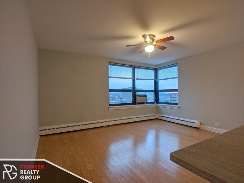 Building Photo - 429 W Wellington Ave