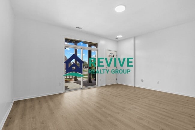 Building Photo - 15715 Parkway Ln