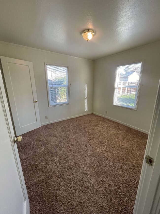 Building Photo - Lovely Two Bedroom Home on E. 5th Ave with...