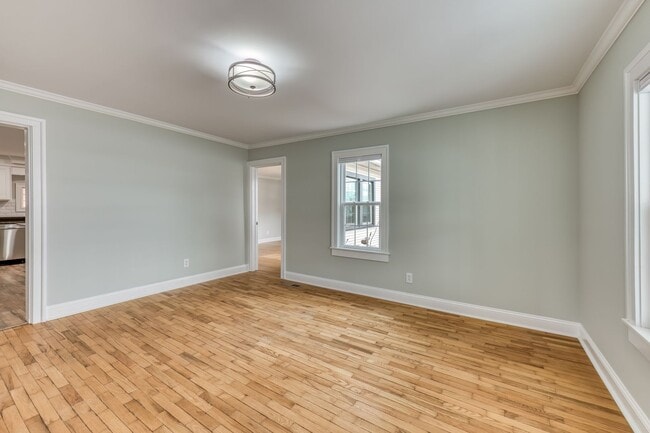 Building Photo - 5 Bedroom / 3.5 Bath Home Blountville, TN