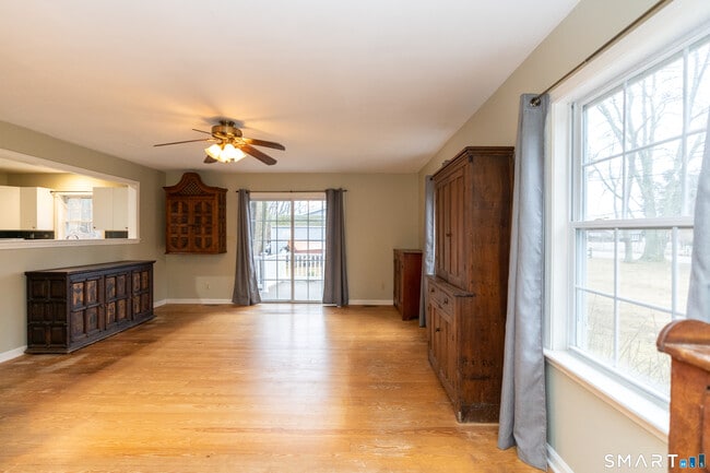 Building Photo - 8 Oak Tree Ln