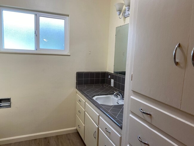 Building Photo - 3 Bedroom 2 Bath in Mature Neighborhood fo...