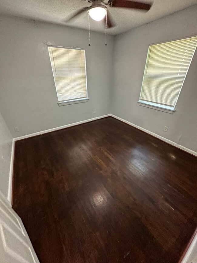 Building Photo - Renovated 3/1 Ready to Move In!