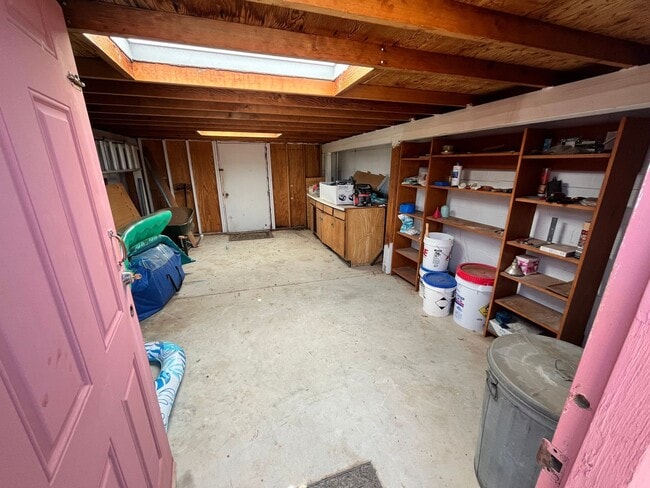 Building Photo - East- 3 bedroom/ 2 bathroom home with sparkling pool!