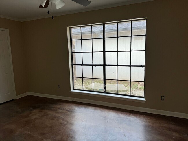 Building Photo - 636-638 Town Oaks