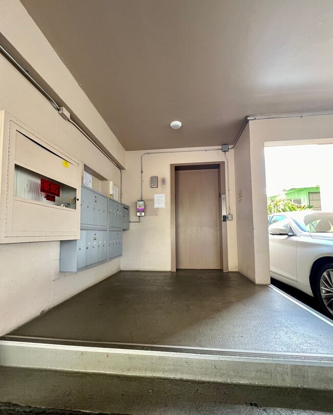 Building Photo - Spacious 1Bed 1Bath 1Parking Stall With La...