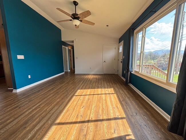 Building Photo - 3615 Ellen Dr