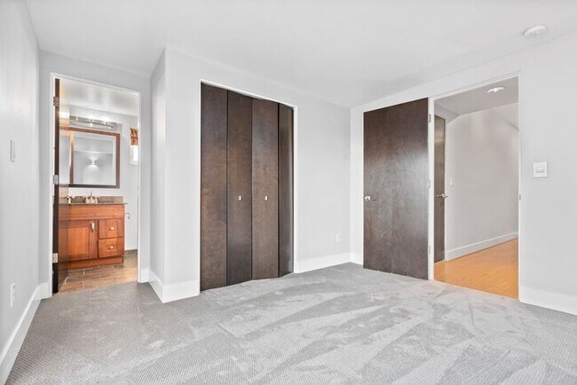 Building Photo - Luxurious Air-Conditioned Leschi View Townhome