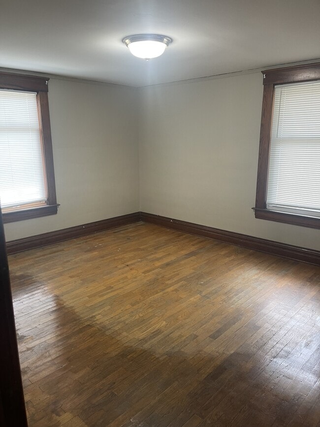 Building Photo - 607 N Sycamore St
