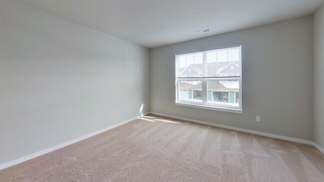 Building Photo - Like New Condo Style Upper 2 Bedroom 1 Bathroom Apartment is Available