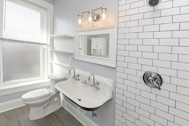 Building Photo - 723 Columbia St