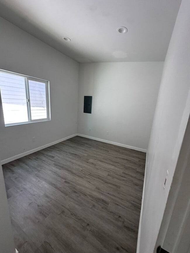 Building Photo - Newly renovated 2 bedroom house close to M...