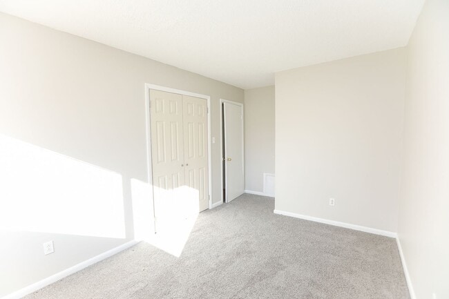 Building Photo - Spacious Townhome Updated Throughout!