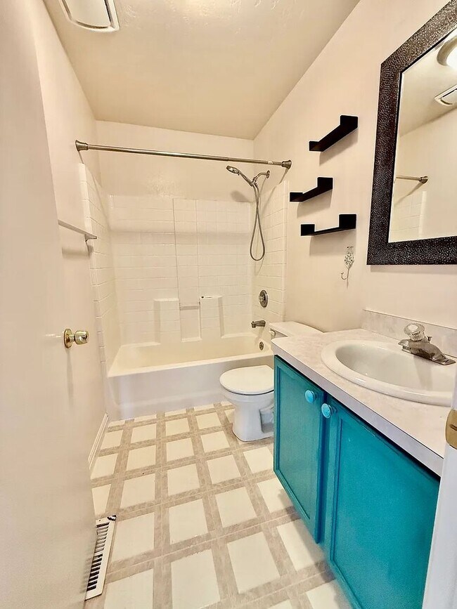 Building Photo - 1639 Roy St