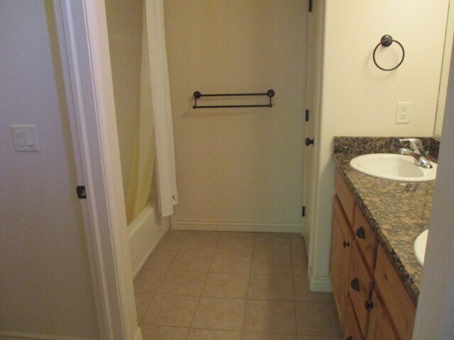 Building Photo - 3 Bedroom 2 bath Single Level - Single Family Home