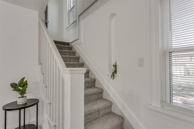 Building Photo - 2421 NW 18th St
