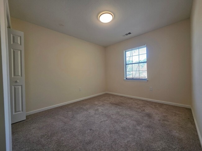 Building Photo - 3 Bedroom, 2 bath home with garage in the Hesse School district!