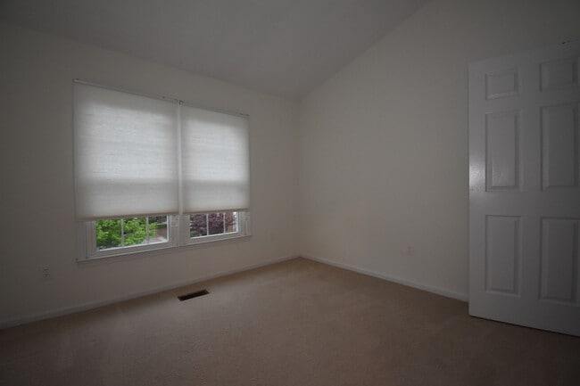 Building Photo - 3 Bedroom, 3.5 Bathroom Townhouse in North...