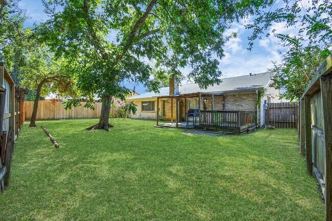 Building Photo - 2215 Windy Meadow Dr