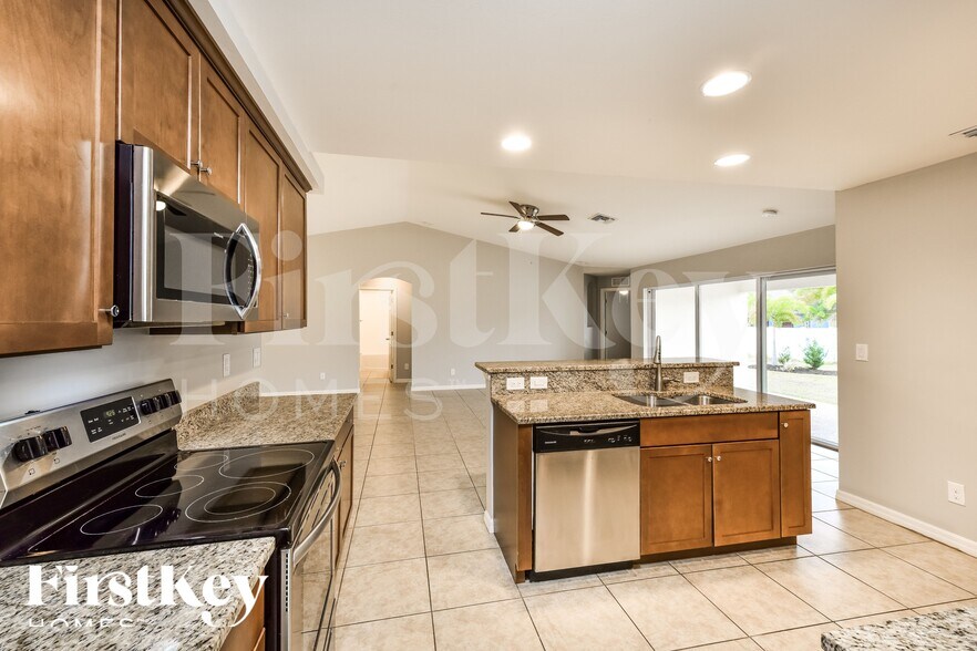 Building Photo - 2912 NW 18th Pl