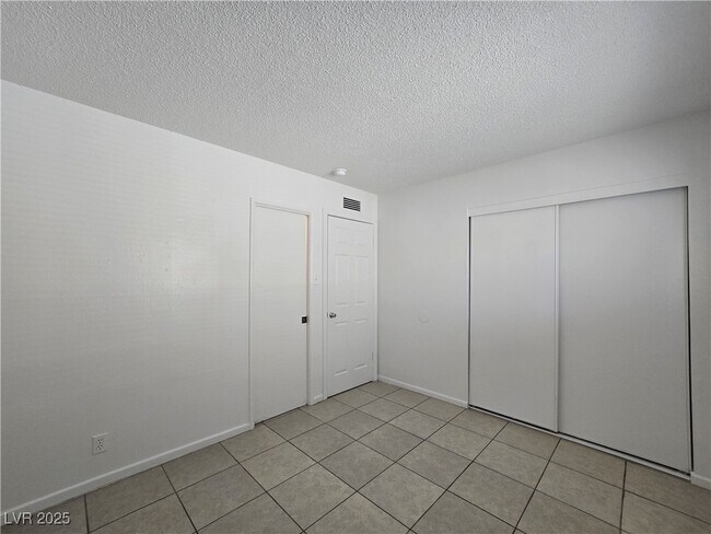 Building Photo - 1904 Rexford Dr