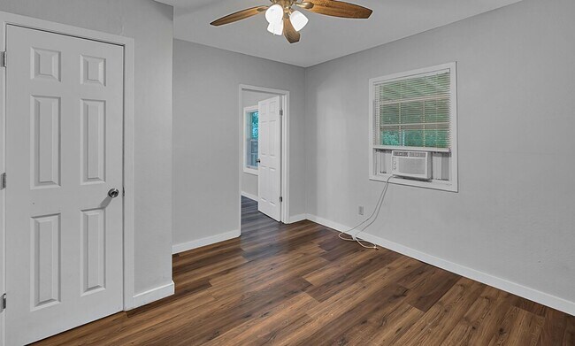 Building Photo - Updated 2 Bedroom Rental with Large Backyard