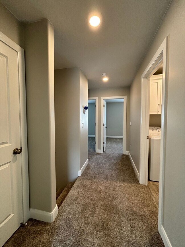 Building Photo - Beautiful Townhome!