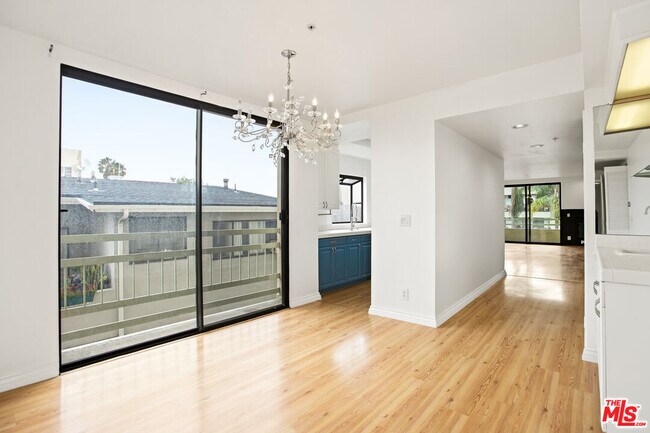 Building Photo - 1059 S Sherbourne Dr