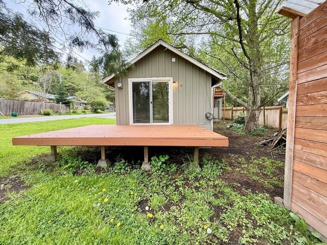 Building Photo - Clean and cozy cabin in Suquamish.