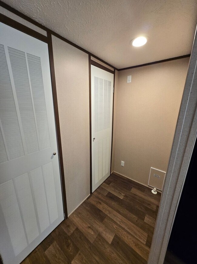 Building Photo - For Rent: Beautiful 3 Bedroom, 2 Bathroom Home