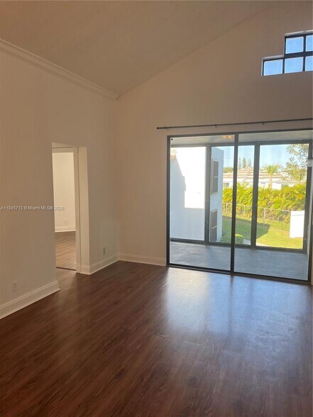 Building Photo - 211 Lake Pointe Dr