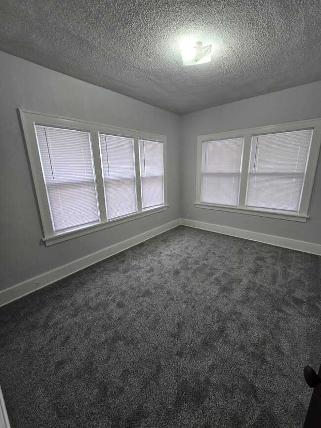 Building Photo - 341 N Grove Dr