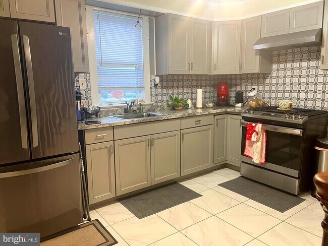 Building Photo - 695 W Kings Hwy