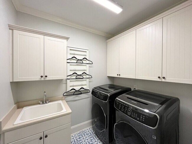 Building Photo - 535 Guilford Cir